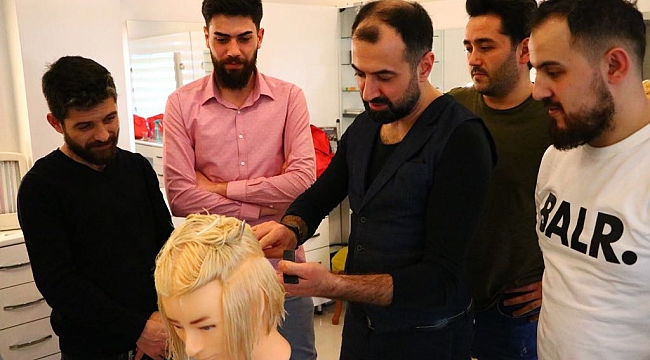 Akhisar'ın ödüllü berberi Deren, geleceğin milli takımı adaylarına eğitim verdi