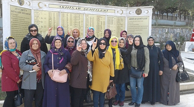 Ülkü Ocakları Bayanlar Birimi Akhisar Şehitlik ziyareti