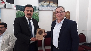 YEMEK VE ÇİKOLATA İLE OYLARA TALİP OLMAK ÜYELERE HAKARETTİR
