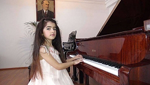 Bakü sakini, 6 yaşındaki Melek Bağıyeva kendi yeteneği ile her kesi şaşırtı.