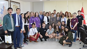Değerler Eğitimi için Akhisar’a gelen 5 ülkeden öğrenciler Belediye’yi ziyaret etti
