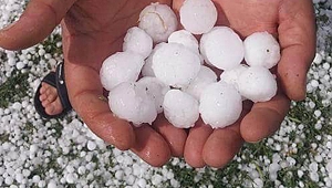 KIRKAĞAÇ'A CEVİZ BÜYÜKLÜĞÜNDE DOLU YAĞDI