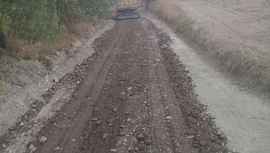 Akhisar Belediyesi'nde tarafından arazi yollarının bakım ve onarımı devam ediyor