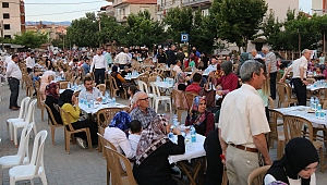 Akhisar’da Ramazan’ın Bereketi, Mahalle İftar Sofralarında Paylaşılıyor