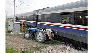 Tren traktörle çarpıştı: 2 yaralı