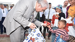 VALİ GÜVENÇER AKHİSAR BEYOBA MAHALLESİNDE MEVSİMLİK TARIM İŞÇİLERİ İÇİN YAPILAN GEÇİCİ KONAKLAMA TESİSLERİNİ İNCELEDİ