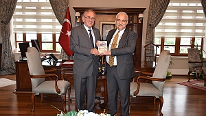 ARAŞTIRMACI-YAZAR İLBER ŞİYAK “YOL VE SILA” (GÖÇ VE YOL HİKAYELERİ) İSİMLİ KİTABINI VALİ GÜVENÇER’E HEDİYE ETTİ