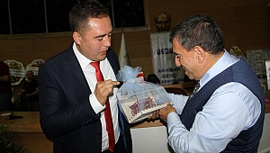 AKGİAD KONUĞU DÖKMEN SEVGİSİ SALONA SIĞMADI