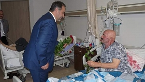 AKHİSAR MÜFTLÜĞÜNDEN HASTALARA GÜL TAKDİMİ