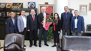 Akhisar Cemevi yeni yönetimi Belediye Başkanı Salih Hızlı’yı ziyaret etti