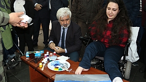Ayaklarıyla Resim Yapan Rabia Akhisar’da resim sergisi açtı