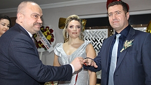Berk Mersinli Genç Çiftlerin Yüzüklerini Taktı