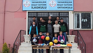 Yeşil Siyah Taraftarlar Derneğinden Köy Okuluna Spor Malzemesi Desteği