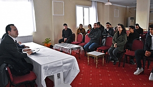 AKHİSARLI GENÇLER SORDU, DUTLULU YANITLADI
