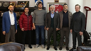 Akhisar Belediye Başkanı Salih Hızlı'dan şampiyon boksöre ödül