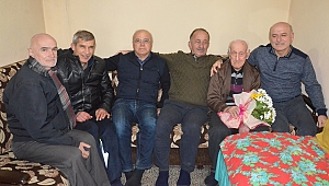 TÜRFAD'IN YENİ YÖNETİCİLERİ AKHİSAR'IN EMEKTAR FUTBOCULARINI UNUTMUYOR
