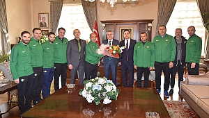 VALİ DENİZ, AKHİSARSPOR FUTBOL ALT YAPI ANTRENÖRLERİNİ AĞIRLADI