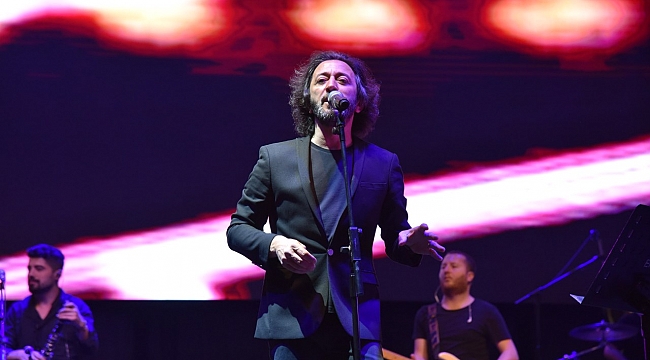 Fettah Can Şarkılarıyla Mest Etti