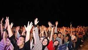 DJ Turkuaz ve Eypio Konseri Akhisarlı gençleri mest etti