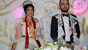 5 kilogram altın ve 500 bin lira takıldı... Gelinin kolunda yer kalmadı