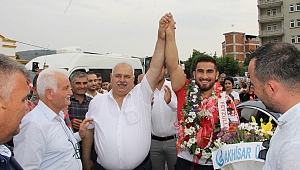 AKHİSAR MHP 'TEŞKİLATINDAN ŞAMPİYON GÜREŞÇİYE COŞKULU KARŞILAMA