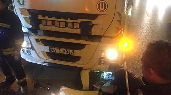 AKHİSARDA TIRIN ALTINDA KALAN ELEKTRİKLİ BİSİKLETİN SÜRÜCÜSÜ ÖLDÜ
