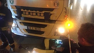AKHİSARDA TIRIN ALTINDA KALAN ELEKTRİKLİ BİSİKLETİN SÜRÜCÜSÜ ÖLDÜ