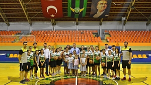 Başkan Dutlulu, basketbol yaz okulunu ziyaret etti