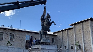 Bayburt'ta Atatürk heykeli eski yerine konuldu
