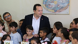 Belediye Başkanı Dutlulu, öğrencilere kitap dağıttı