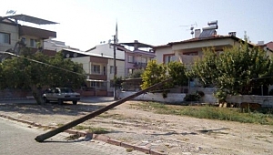 Eskiyen telefon direği sokağa devrildi