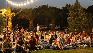 Akhisarlılar açık havada sinema keyfi yaşıyor