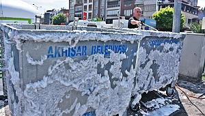 Daha temiz bir Akhisar için çöp konteynerleri temizleniyor