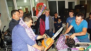 Köy düğününde motorlu testere ile temsili tıraş