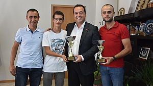 Akhisarlı motosikletçiler kupalarını Başkan Dutlulu ile paylaştı