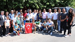 DÜNYA ŞAMPİYONU KEREM KAMAL'A GÖRKEMLİ KARŞILAMA