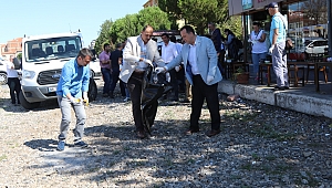Dünya Temizlik Günü'nde Akhisarlılar çöp topladı