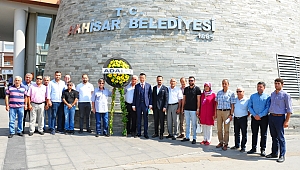 İyi Parti ilçe teşkilatı, Akhisar Belediyesi önüne 'Adalet' yazılı siyah çelenk bıraktı