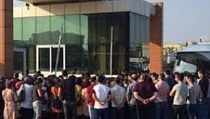 AKHİSAR'DA İŞÇİLERDEN 'MAAŞ' EYLEMİ