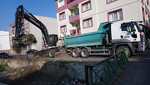 Akhisar Merkezde Dere Temizlik Çalışması Yapıldı
