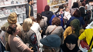 AKHİSAR'DA, İNDİRİM İZDİHAMA YOL AÇTI