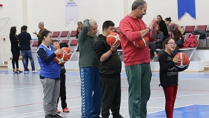 Akhisarlı özel çocuklara basketbol eğitimi