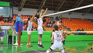AKHİSARGÜCÜ VOLEYBOL TAKIMI İLK YARIYI GALİBİYETLE BİTİRDİ
