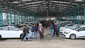 Oto Pazarı İlk Günden Tıklım Tıklım Doldu