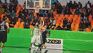 HAKEM ÜÇLÜSÜ BASKETBOL SEVERLERİ ÇILDIRTTI