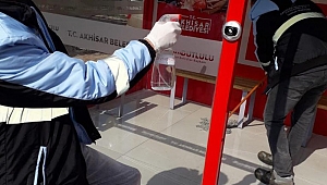 Akhisar Belediyesi servis bekleme noktaları dezenfekte edildi