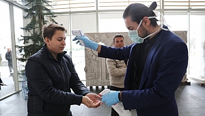 Akhisar Belediyesine girenlerin ateşleri ölçülerek dezenfekte işlemi uygulandı