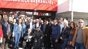 AKHİSAR CHP DE YENİ ÜYELERE ROZET TAKILDI