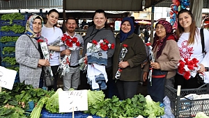 CHP'Lİ GENÇLER, ÇALIŞAN KADINLARA ÇİÇEK DAĞITTI