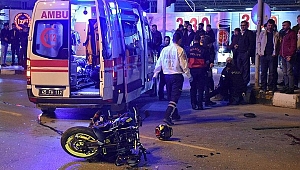 hafif ticari araçla motosikletin çarpıştığı kazada, 1'i ağır, 4 kişi yaralandı.